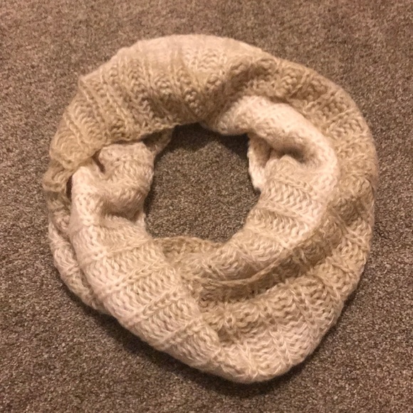 Nordstrom Accessories - {bp} tan & cream infinity scarf